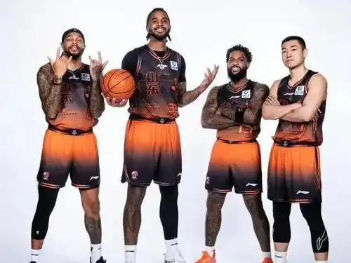 CBA最新消息：据CBA官网更新了外援注册信息，山东男篮取消了克里斯的注册，同时