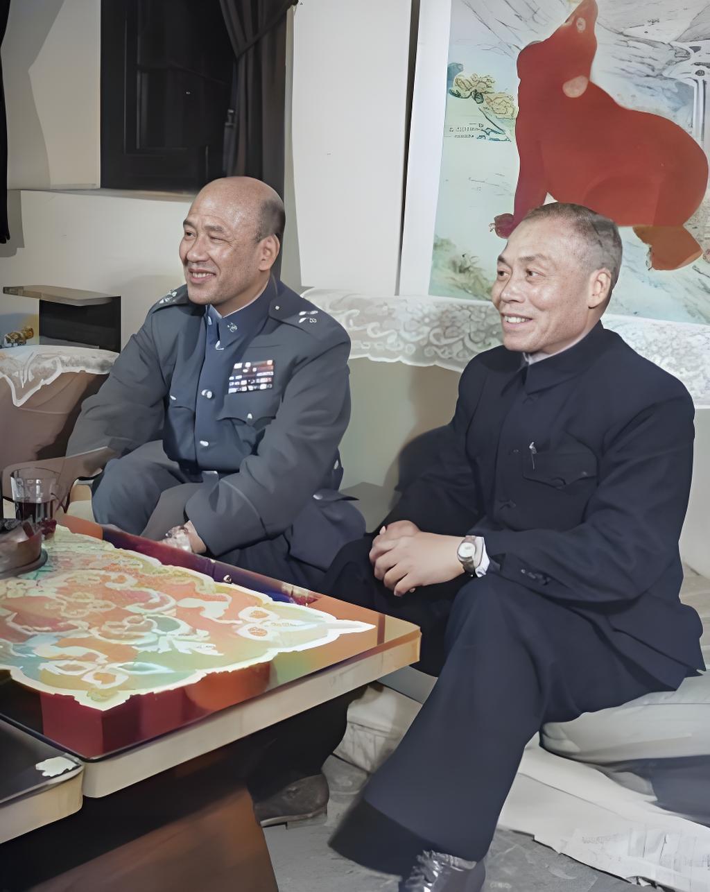 1948年的室内场景里，李宗仁身着黑色中山装，白崇禧披着缀满勋章的军装，并肩坐在