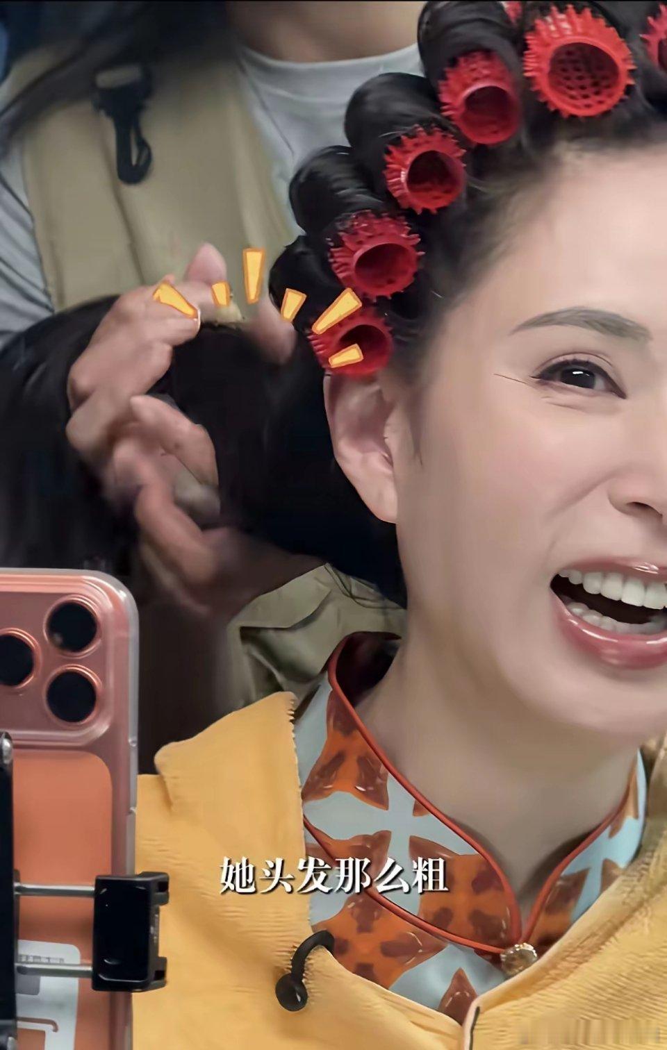 再也不敢怀疑明星的发量了，李若彤到苏州做复古头发，在众人眼皮底下一缕一缕地卷，全