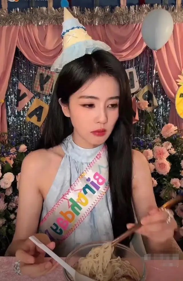 白鹿32岁生日直播，怕吃面不好看主动避镜头白鹿在九月二十三日举办了三十二岁生日直