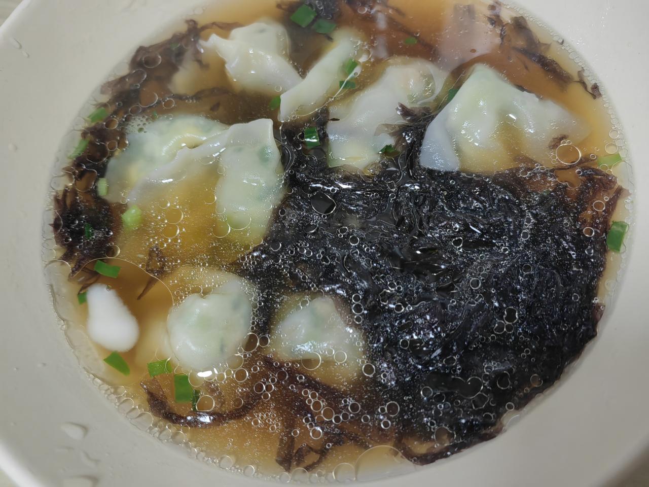 昨晚啤酒喝多了，倒是踏实睡了一晚。早起晕乎乎的，也没下楼走路销醉，吃了馄饨汤，感