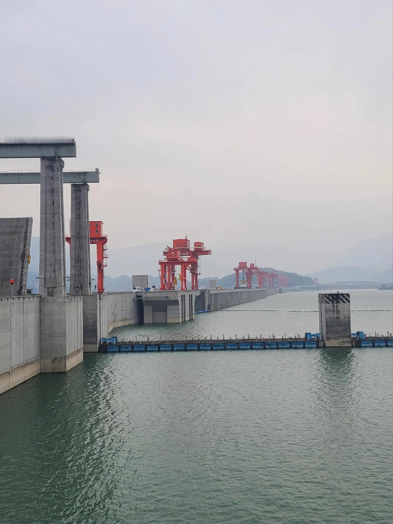 三峡大坝比我想象中要小
之前在新闻联播里面看到的三峡大坝很长，今天来到实地看比我