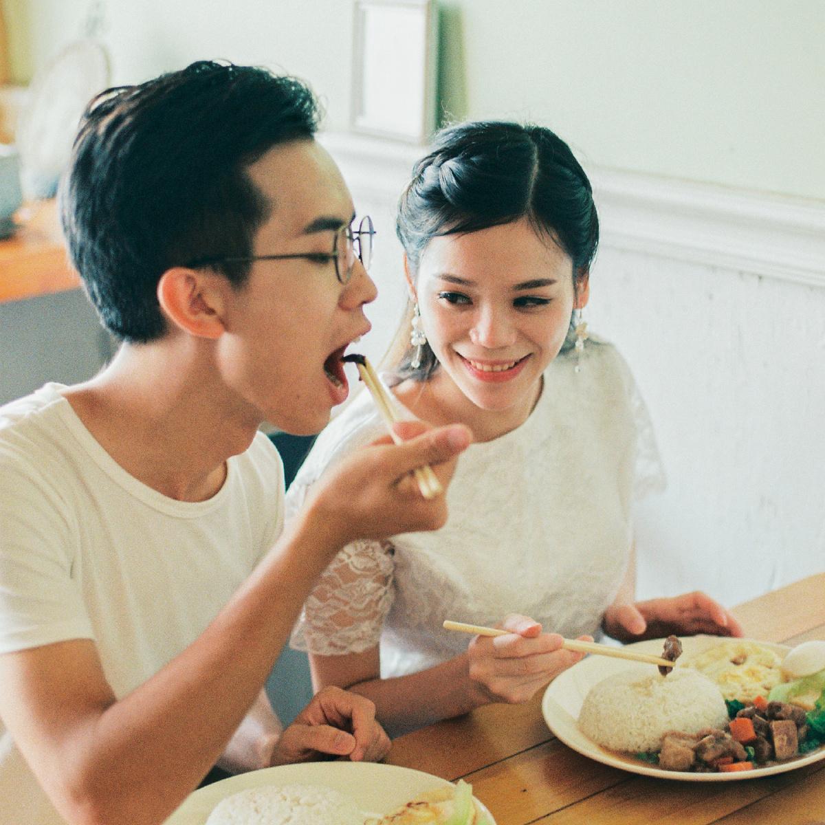 今天说个没人好意思明说的反常识真相：
情侣之间，男人嫌弃女人爱吃的东西，转头吃女