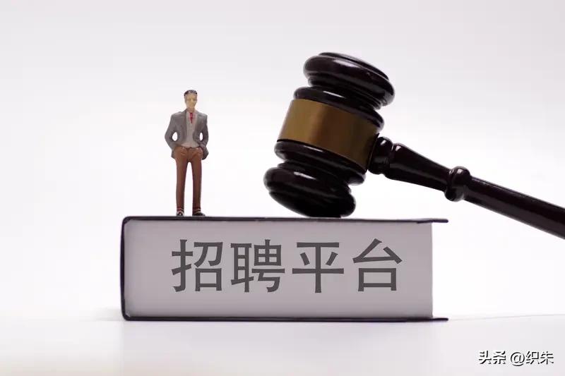 当工作不顺心的时候，
就默默打开招聘软件，
看看寥寥无几的岗位信息，
还有不够养