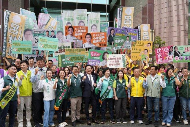 台南市长参选人陈亭妃2日下午在竞选总部主委、台南市长黄伟哲陪同下完成登记参选。初