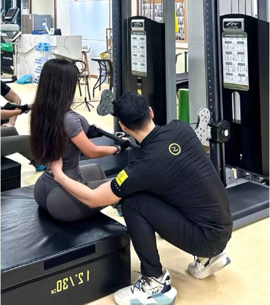 健身房里那点微妙气氛，练久了谁还没点感觉？
今天亲眼看见，新来的女学员小王，跟着