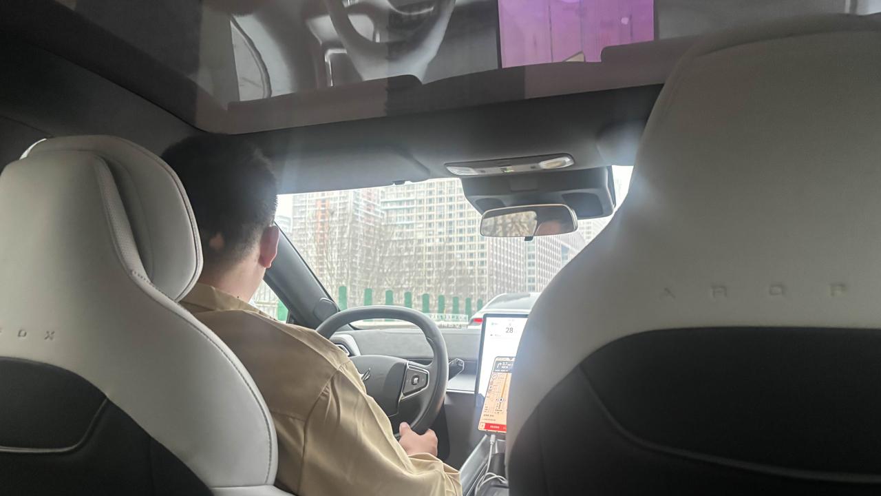 打了辆北汽极狐阿尔法S5，司机说这车厂家官宣续航560公里 ，但这个季节开的话最