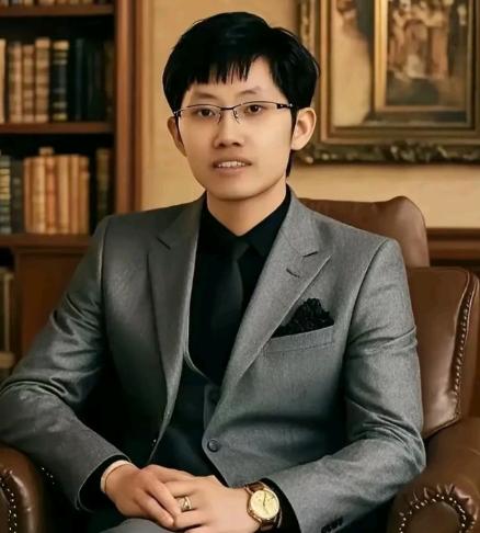 本以为横空出世的DeepSeek，是去跟硅谷巨头硬刚的国货之光。弄了半天，梁老板