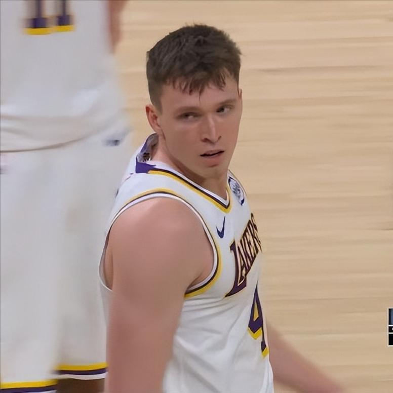 克内克特算是废了！

大空位投不中，还被阿尔达马诱导犯关键性错误，这本该是湖人气