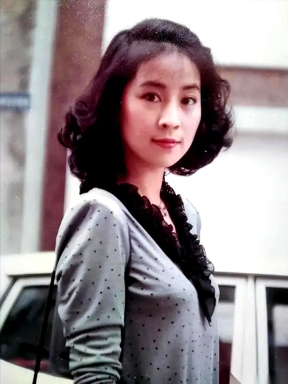 几十亿的家产全划到老婆名下，听着是不是贼深情？
拉倒吧。
你知道这男人当年在兄弟
