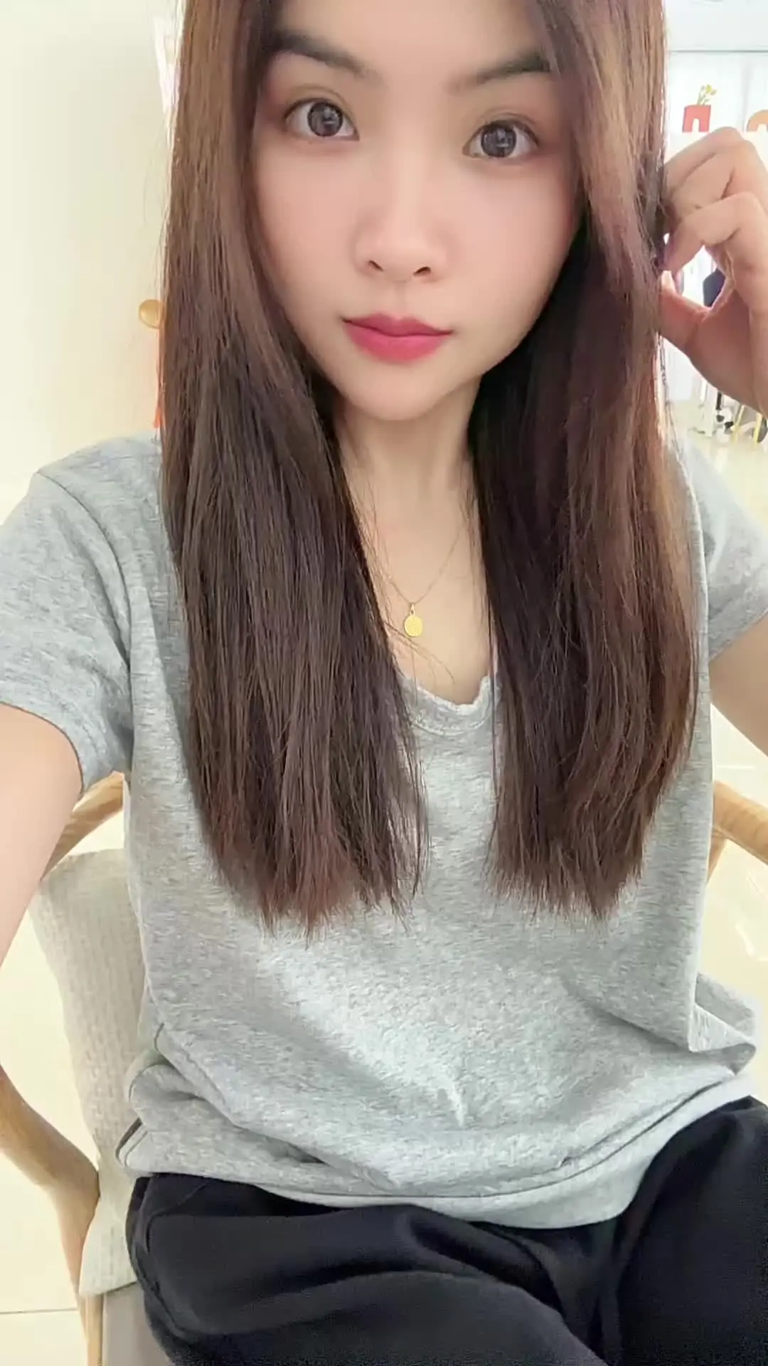 我拿什么跟你谈恋爱   你摸过的腿比我走过的斑马线都多。