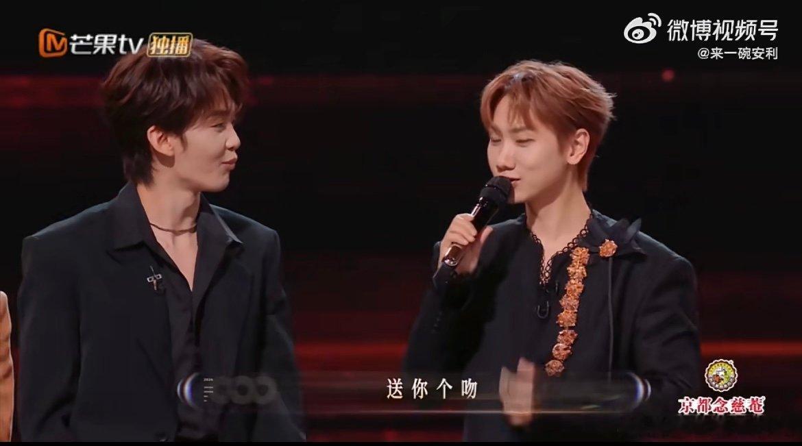 汪苏泷送王赫野普通话培训教程 笑不活了！汪苏泷竟在背后吐槽王赫野普通话，被当场抓