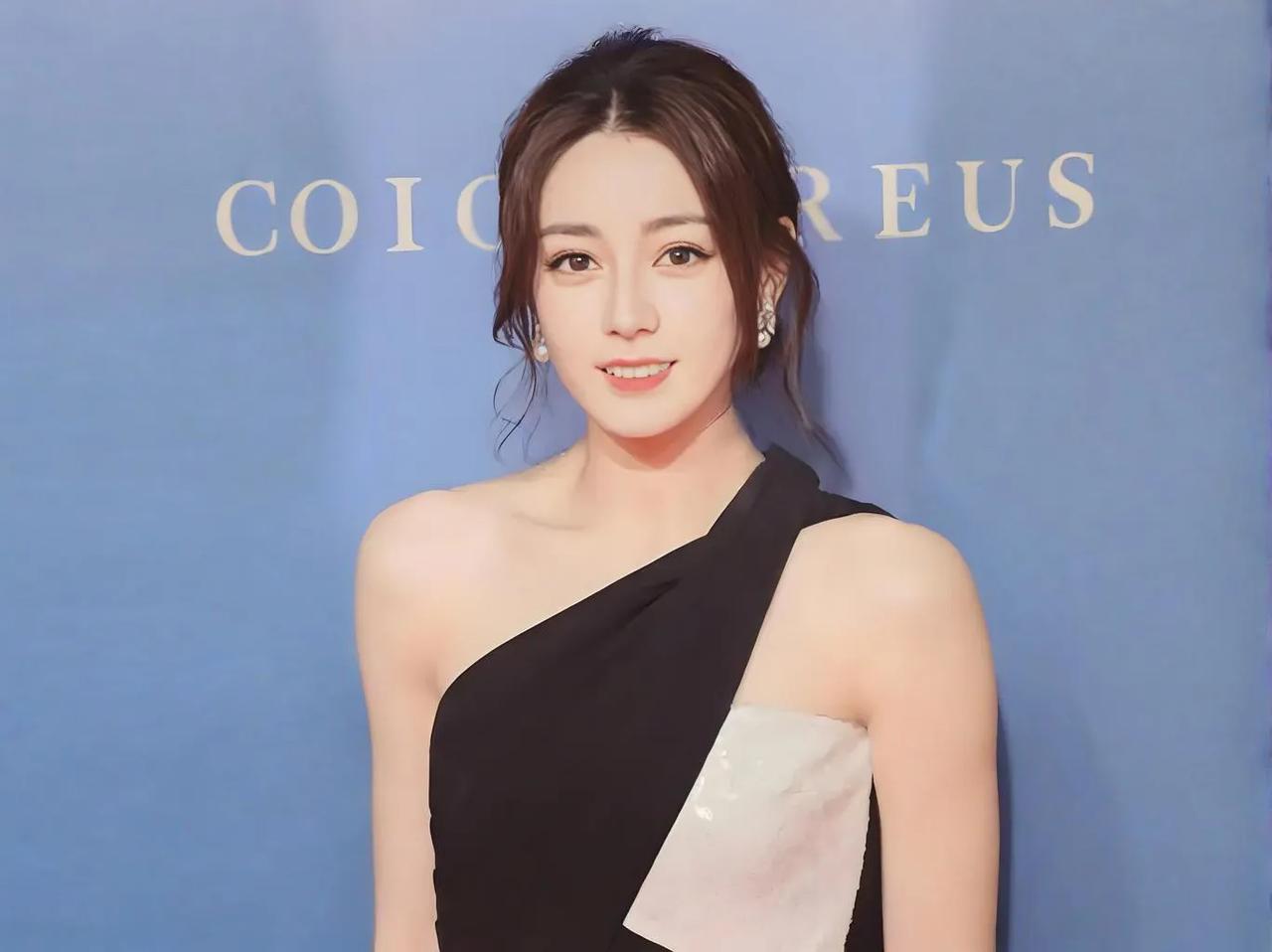 迪丽热巴很火么迪丽热巴凭借其出色的外貌、精湛的演技、时尚的品味以及亲民的互动方式
