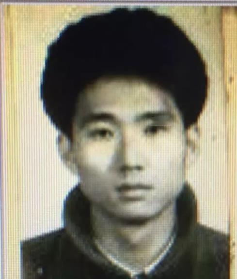 1999年，石二群在抢走银行208万元后成功逃脱，随后他彻底改变身份，成为亿万富