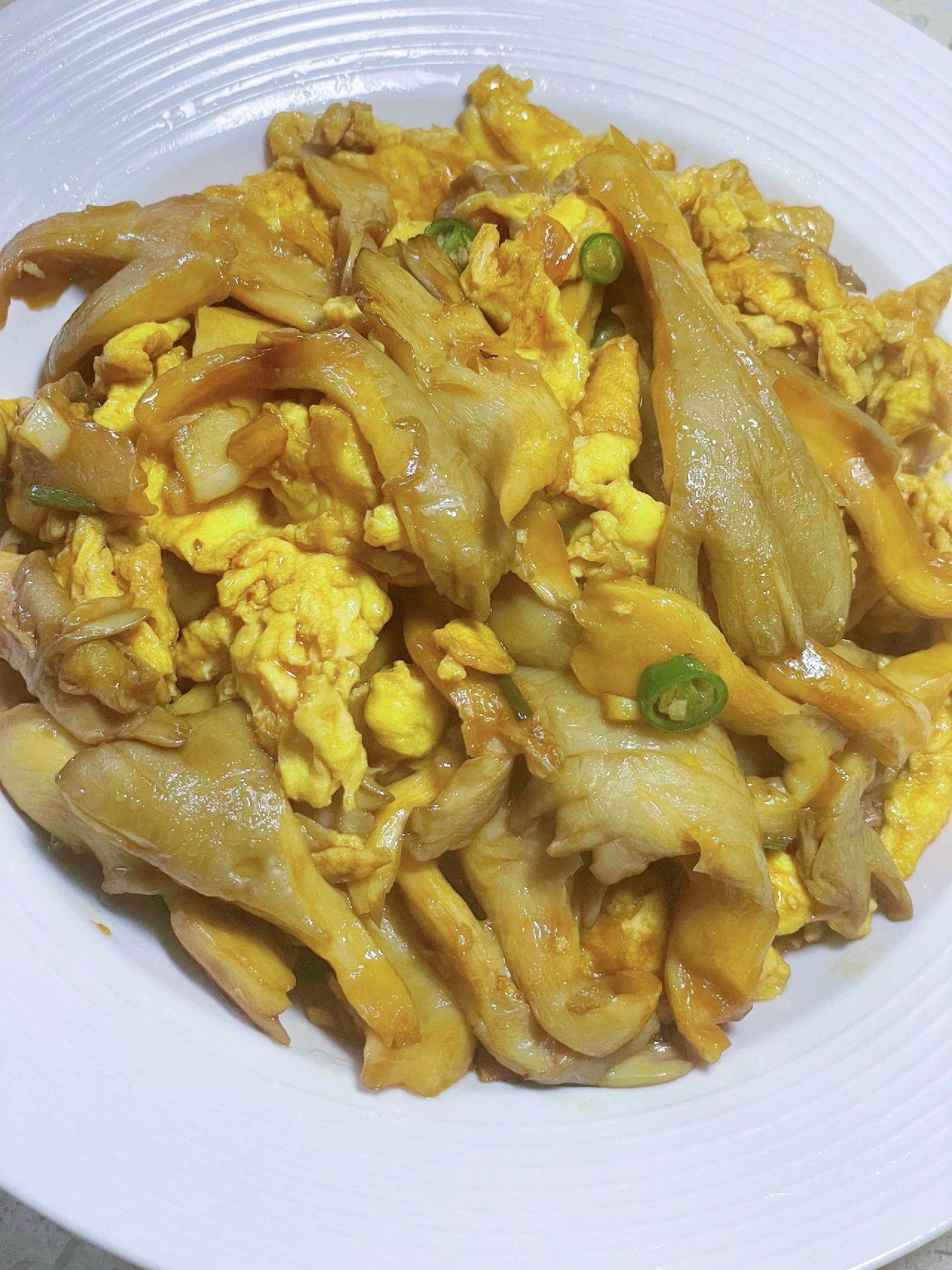 比肉还好吃的素菜，平菇炒鸡蛋～童年味道
小时候妈妈经常会做的一道家常菜……平菇炒