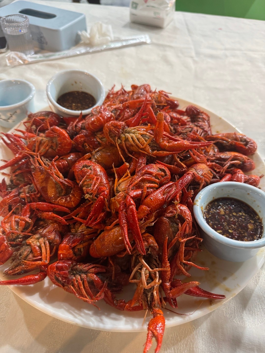 昨晚又去小龙虾一条街吃🦞，点了3斤我觉得最好吃的卤虾，一份经典油焖大虾，一份糯