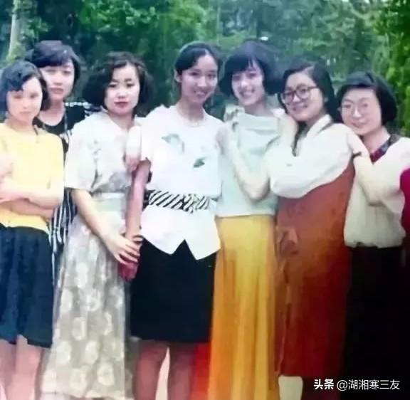 身处没有硝烟战场上的她：迎春绽放，芳华正当时

照片中当年那个戴着眼镜、身穿白衬