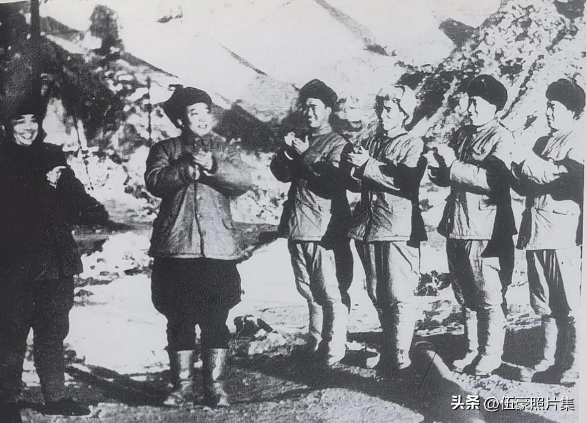 1952年1月中旬，彭德怀司令员在朝鲜亲自为中国人民志愿军归国代表团送行。左起第