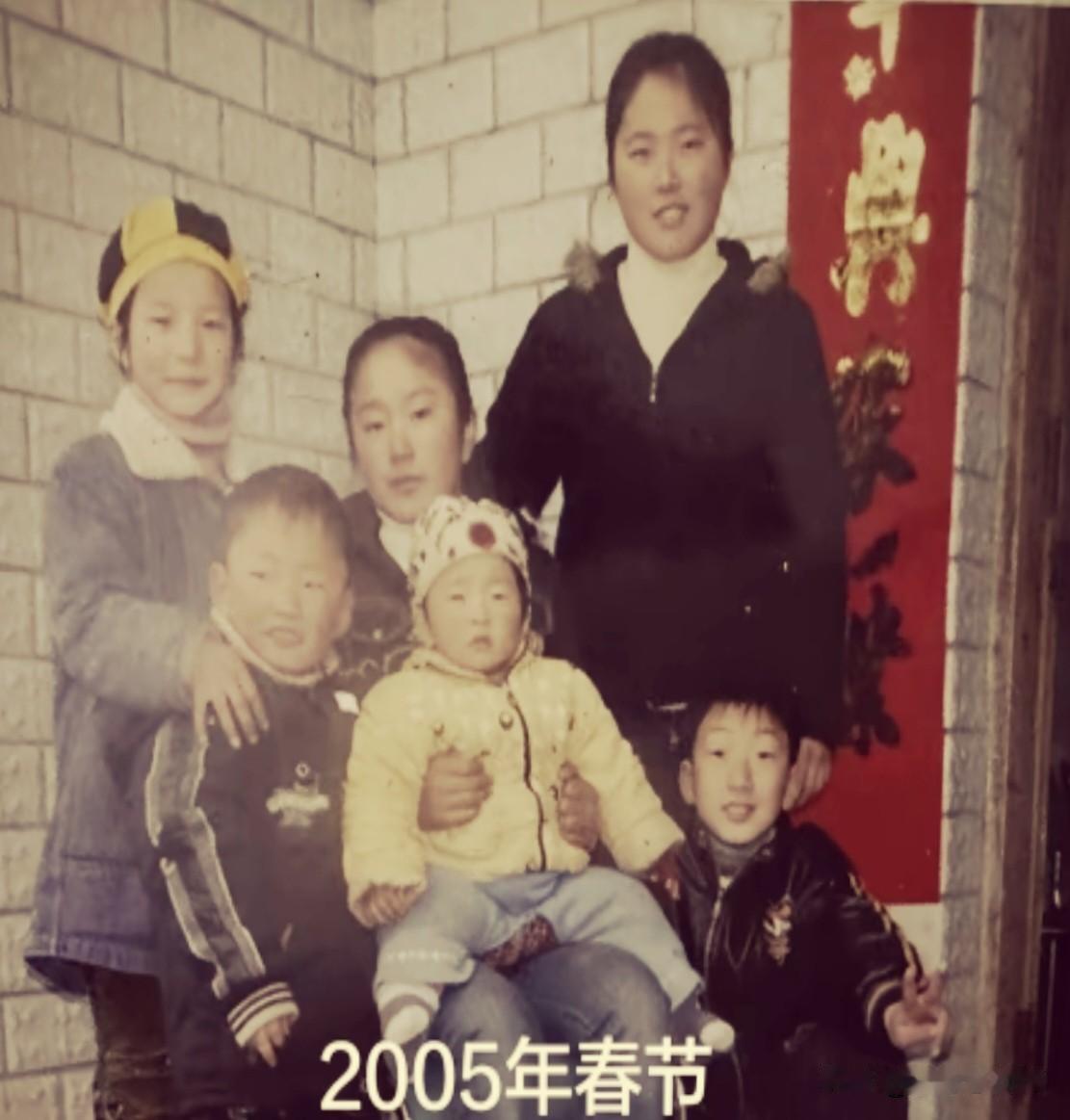 当年叽叽喳喳的孩子们，各自长大。
时光悄悄改变容颜，不变的是一家人团圆相守。