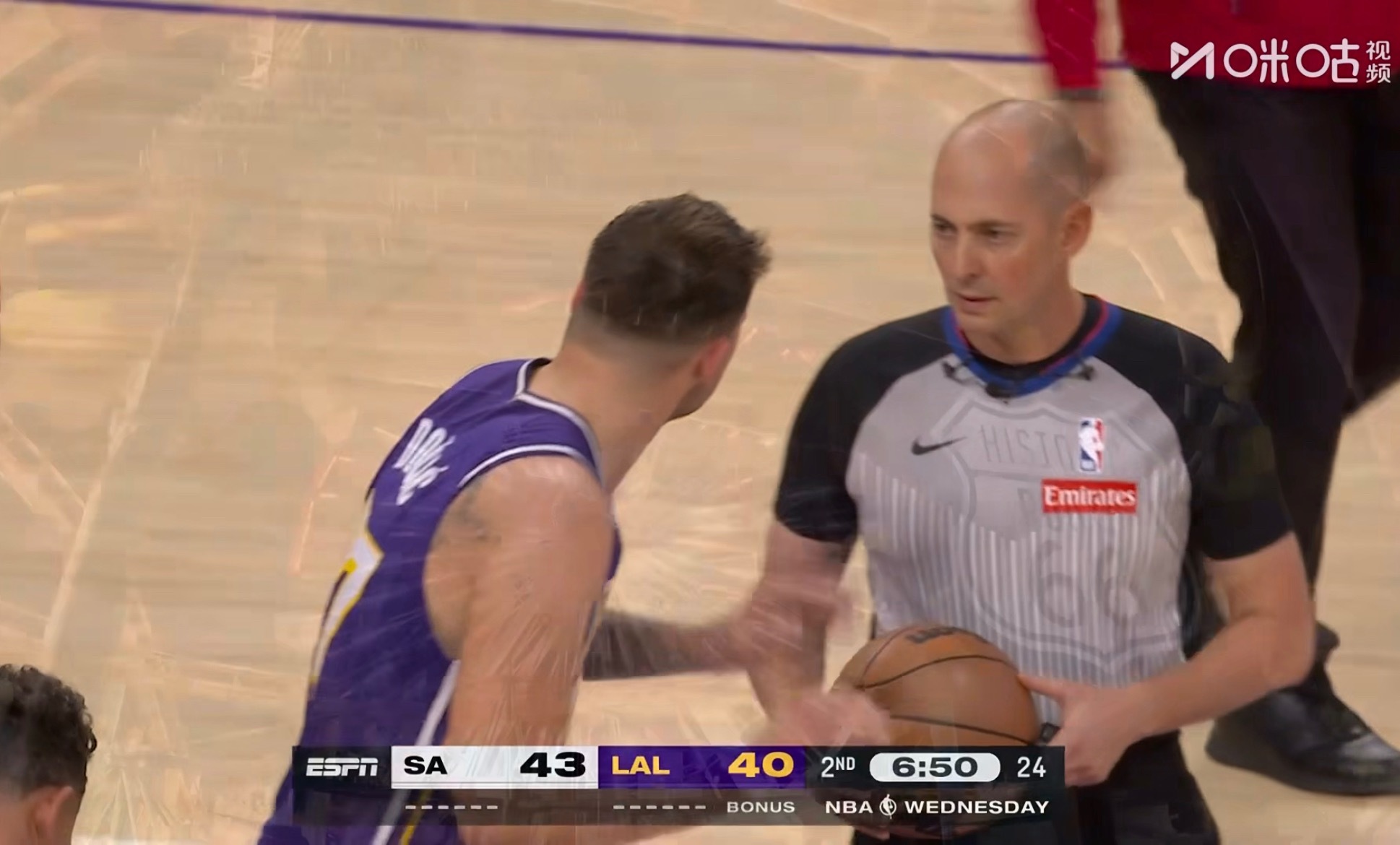 文班3次犯规，咱得利用起来。 东契奇这边也3次，不满裁判。马刺vs湖人 ​​​