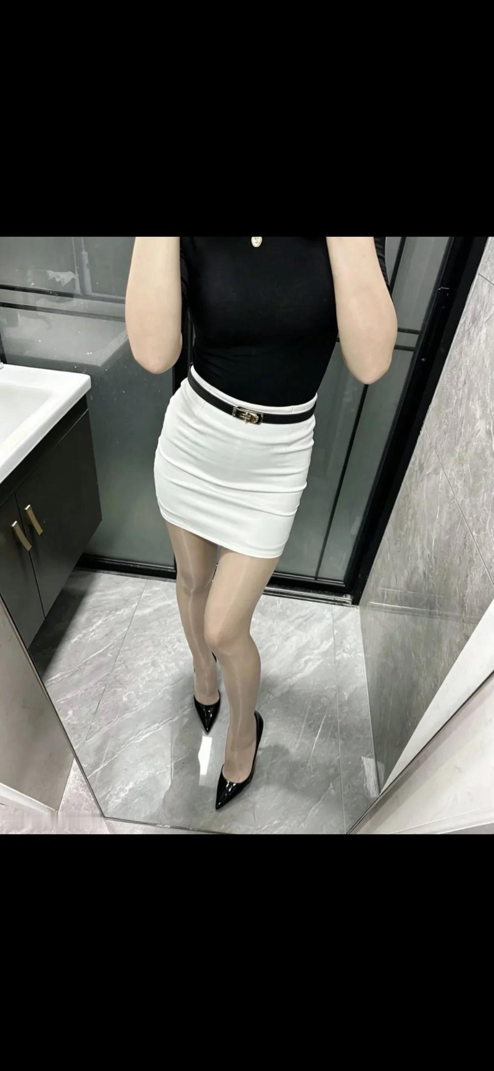 丝袜包臀裙，身材很美吧