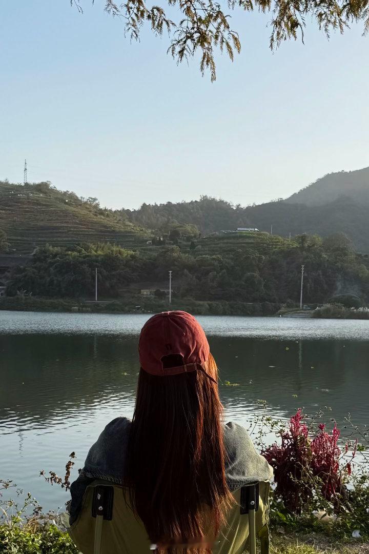 他们说孤独是生活常态，于是陪伴才显得格外珍贵。有些人不在生活中，却在生命里。有些