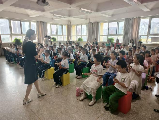 探秘小学初体验 幼小衔接快乐成长

为扎实做好幼小衔接，助力幼儿平稳过渡小学生活