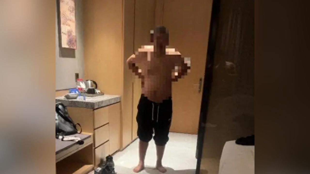 【酒店惊魂夜！男子赤身闯入顾客房间，希尔顿逸林房卡管理漏洞引热议】
近日，江苏苏