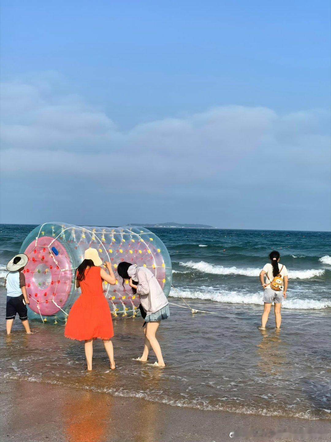 不怕盛夏酷暑，青岛纳凉场景全线拉满！藏在山海间的天然氧吧、遍布城区的林荫步道、赶