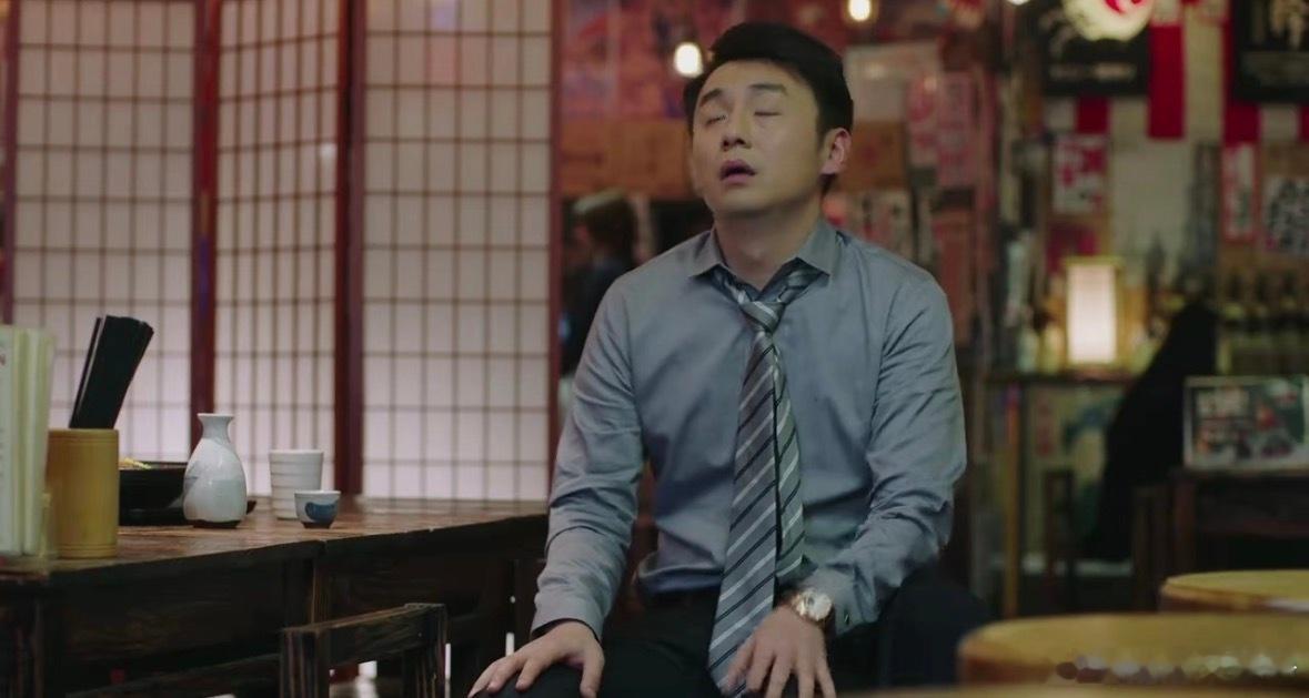 陈俊生是不是不会喝酒 真的会被雷佳音逗乐，喝到五官都不听使唤，还在努力入戏，这大