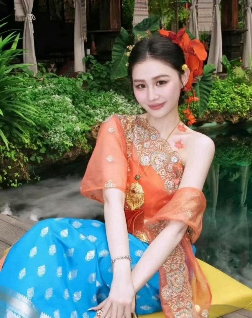金靖瘦了之后五官都清晰了 现在眼睛好大 ​​​