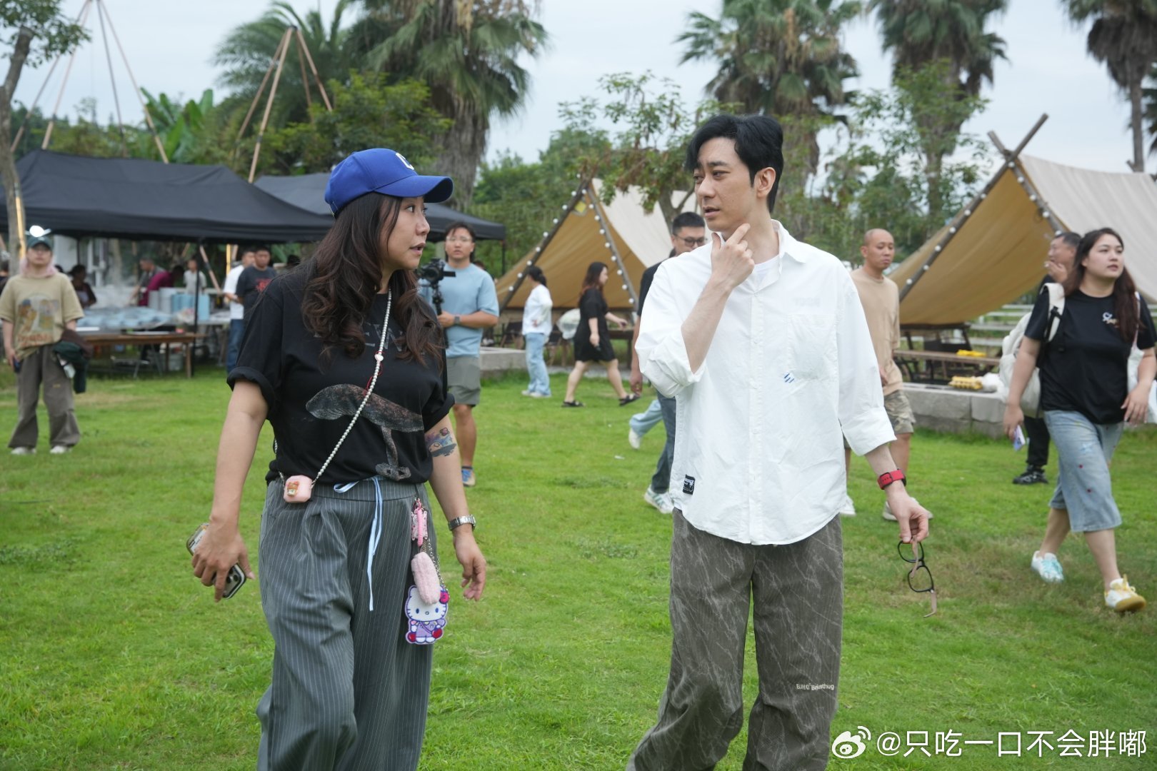 俞灏明成都掌勺白斩鸡太阳系公民剧组东北宴席创意满满，机器人正式加入厨子团队，充足