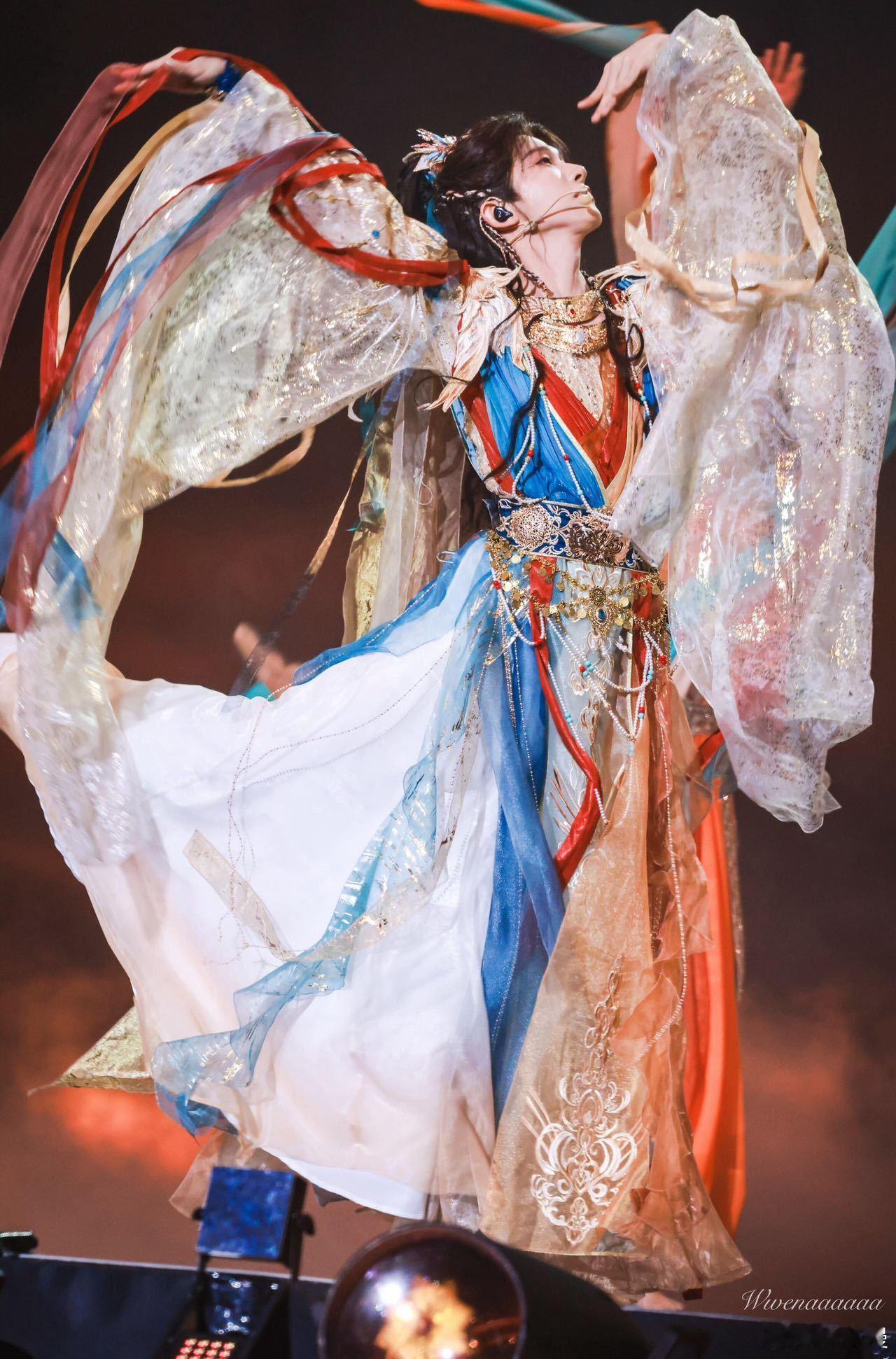 东方卫视跨年神图这才是跨年舞台的顶配审美吧！刘宇敦煌国风氛围感拉满，陈丽君一人分