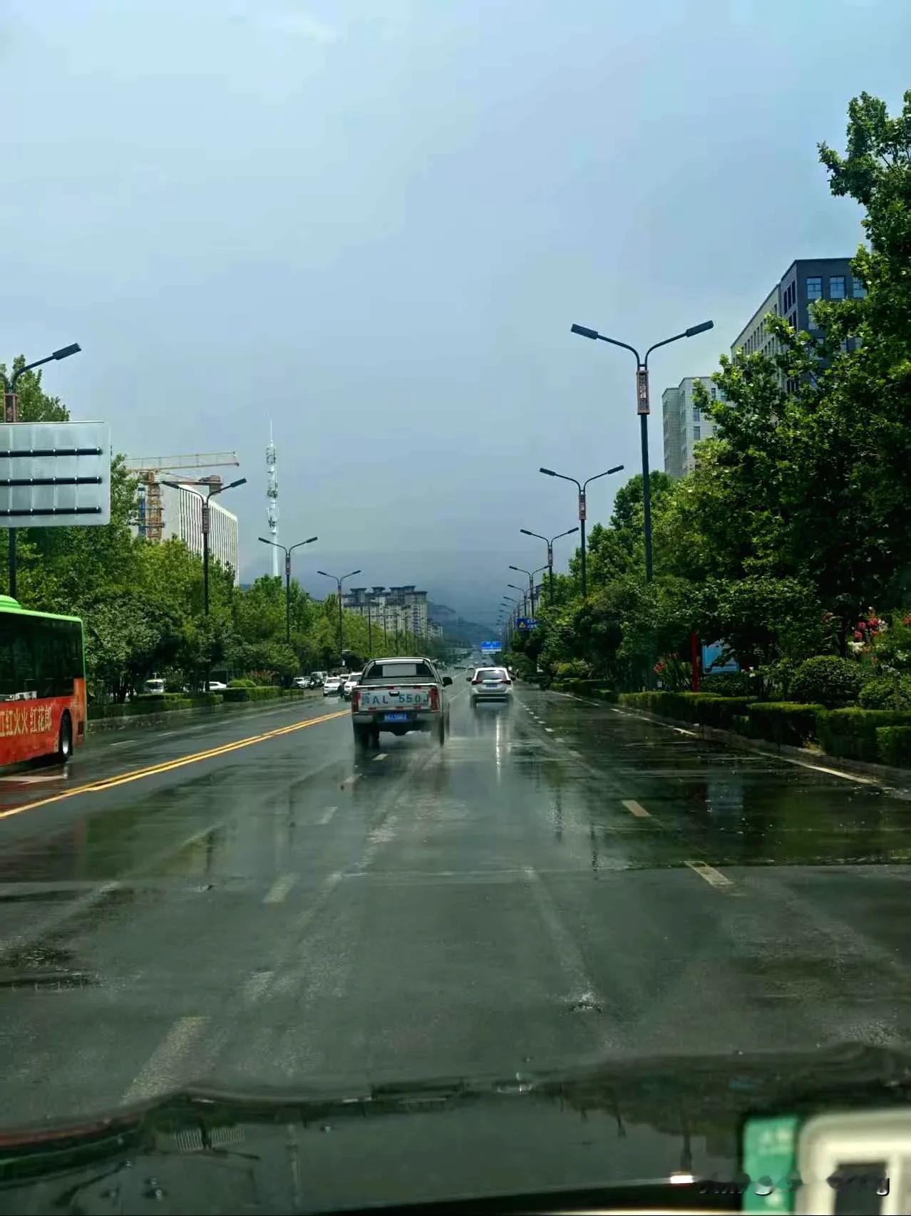 今天我的企业也遇到了大额取现的问题，
然后我个人取现其实也挺多的，但是我带着营业