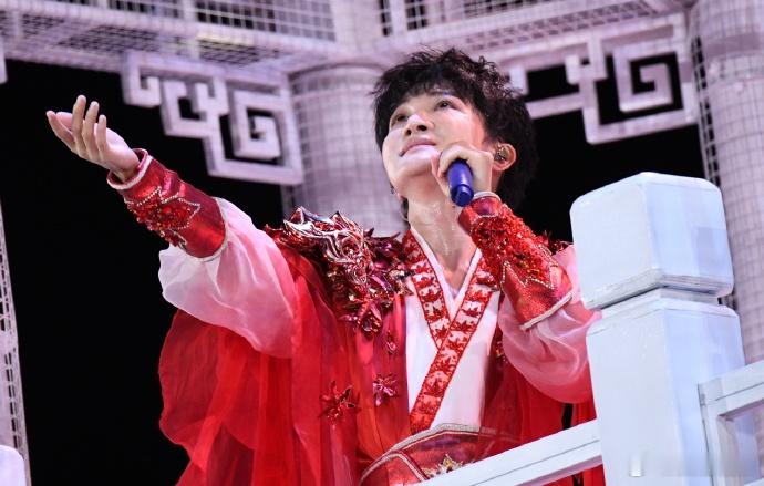周深歌声点亮济南夏夜 全程沉浸式感受舞台魅力，天气的变化让现场充满惊喜，而不停歇