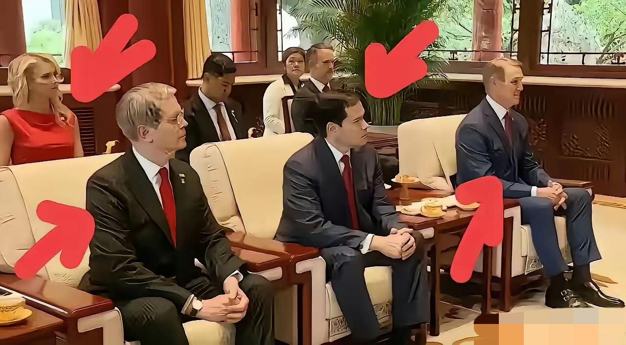他们好像不会跷二郎腿
