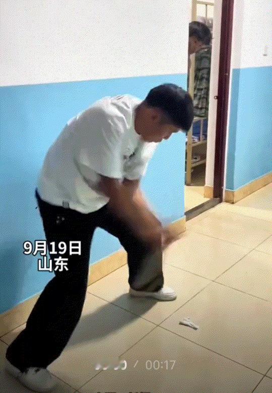 山东体育学院，一名大一蒙古族新生，在宿舍楼道内为同班同学表演传统技艺“打瑟日”，