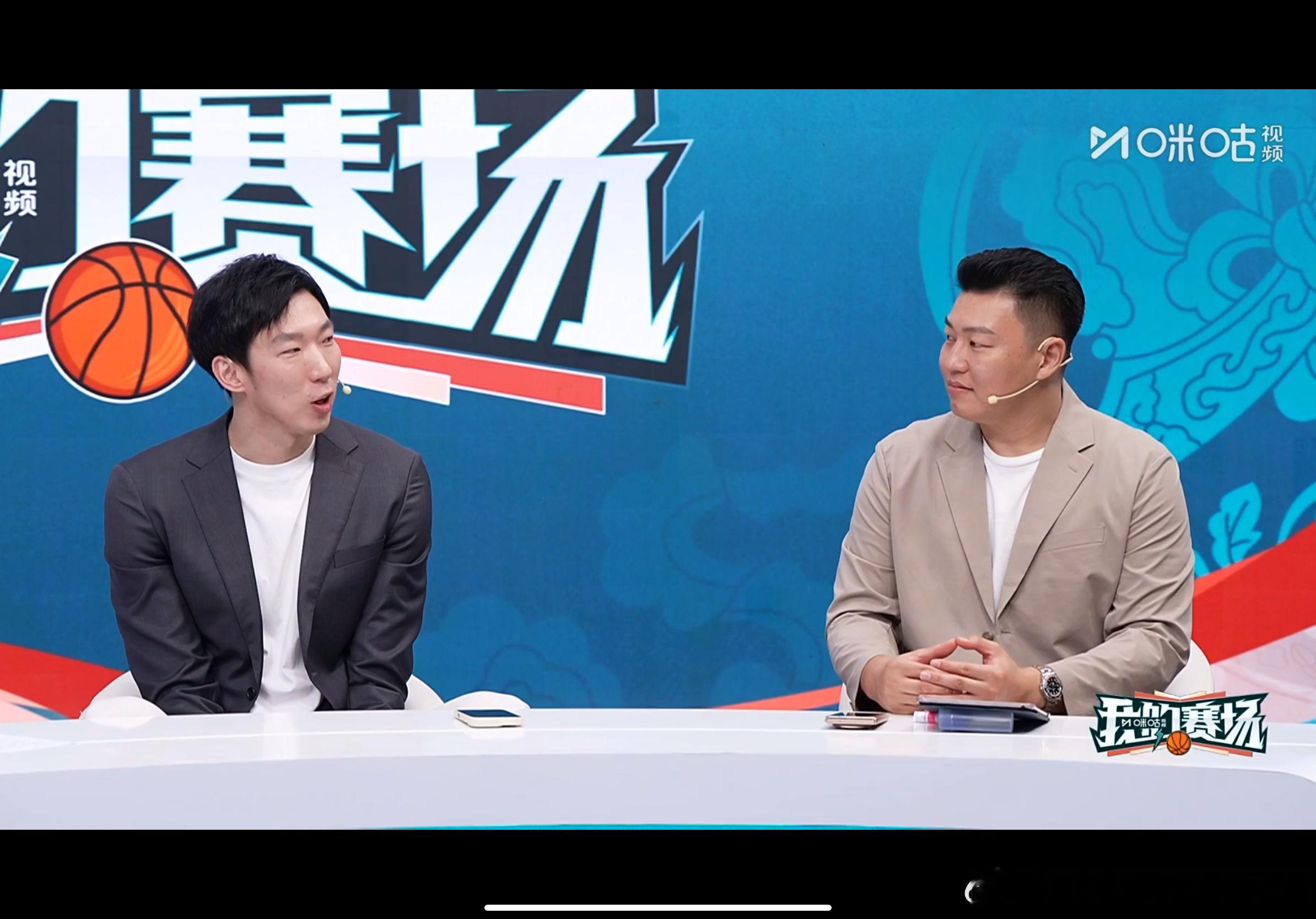 当年在长沙男篮逆转韩国的现场，除了今天在解说台上的这三位，还有此刻正在经历智齿发