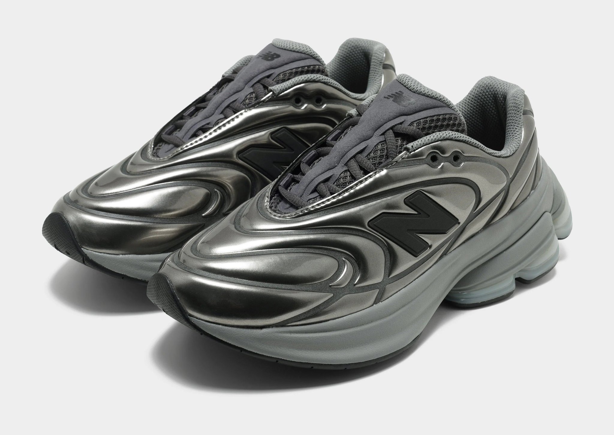 鞋子是New Balance Abzorb 5030 