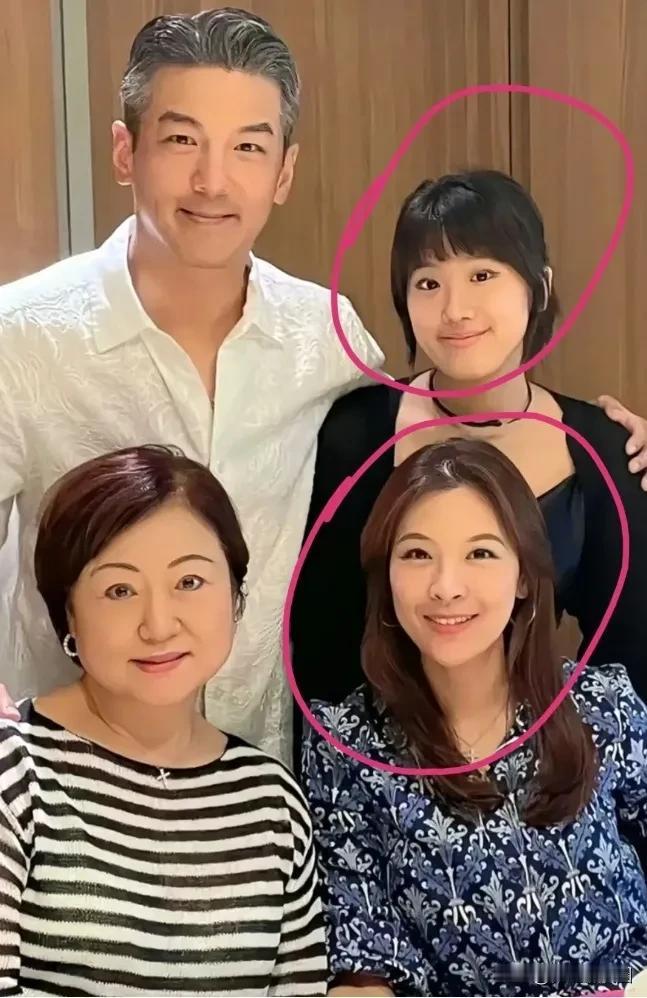 #天南地北大拜年# 一起领红包>贾静雯女儿在个人社交平台晒出了与亲爹后妈的合影，