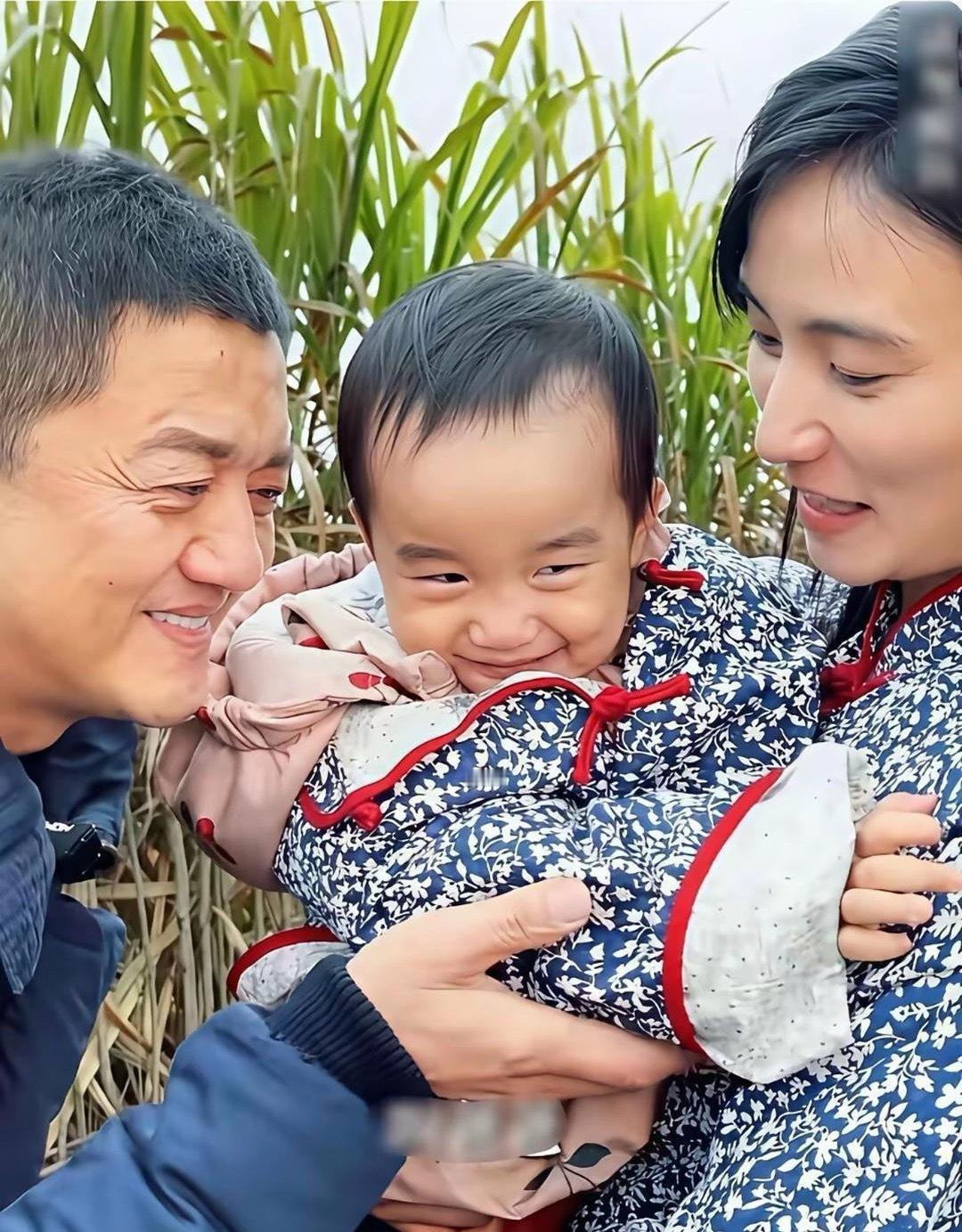 海哈金喜的彝族妈妈七姐就比李亚鹏大六七岁，染着黄头发看着超年轻，金喜跟她长得简直