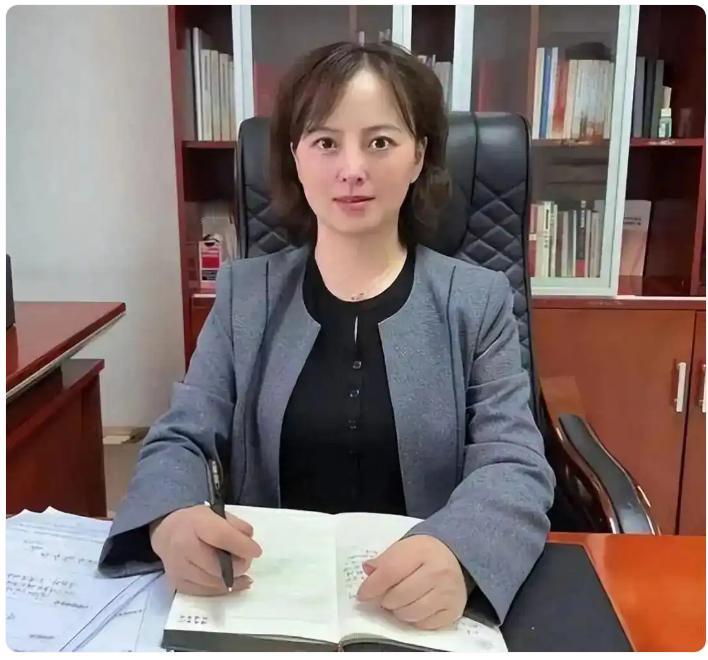 今天讲一位女官员，姓唐名瑜，贵州人氏，是一位80后，落马时仅仅42岁。
唐瑜本人