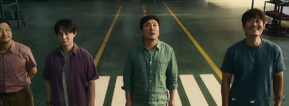 最动心的三个春节档片段
 1. 《惊蛰无声》结尾男主在高铁站与隐退战友擦肩，两人