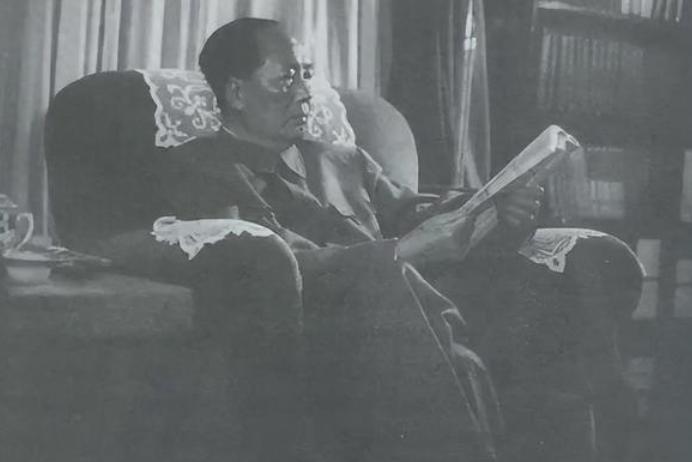 49年开国大典深夜，警卫李家骥的一番话，让毛主席不禁潸然泪下。


1949年1
