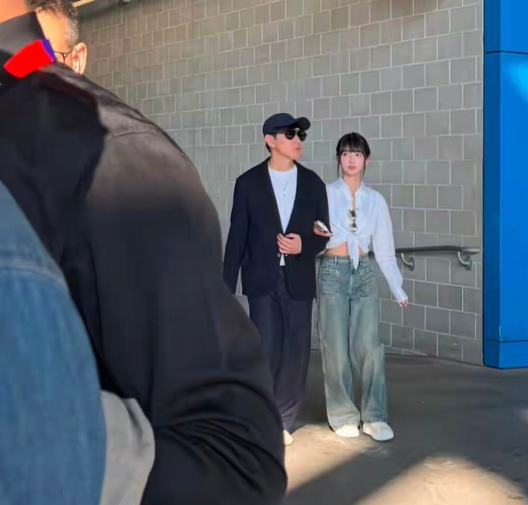 世界杯决赛正式打响，林俊杰携女友七七现身世界杯决赛，杨紫马思纯奚梦瑶何猷君也在 