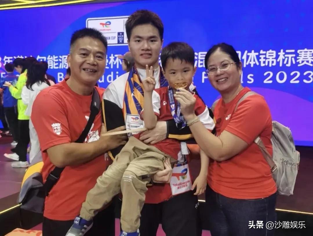 这是梁伟铿一家四口的合照，真的被狠狠暖到了！
照片里铿仔笑得阳光灿烂，爸爸妈妈眼