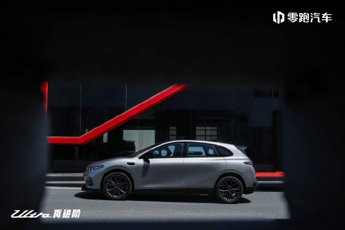 【零跑 Lafa5 Ultra 展车到店：具备全国城区领航辅助功能，本月上市】新