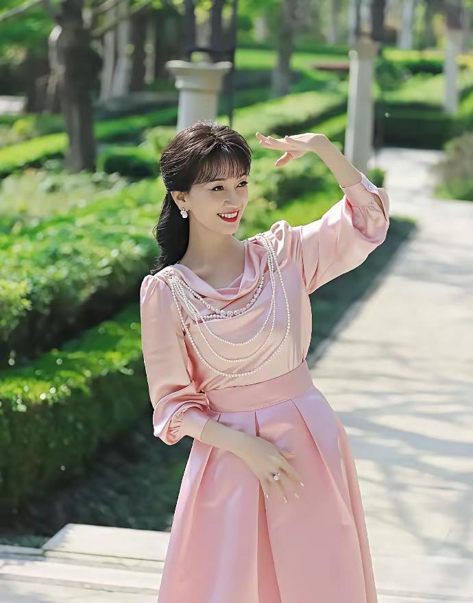 像她这样的老年人真的没几个，她美了一辈子
没想到人家70多岁了
还在努力工作
不
