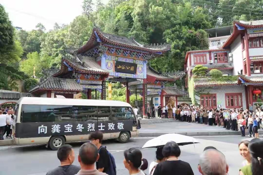 彭水群众送龚宝冬烈士最后一程[祈祷]
今天上午，龚宝冬烈士安葬仪式在彭水自治县烈