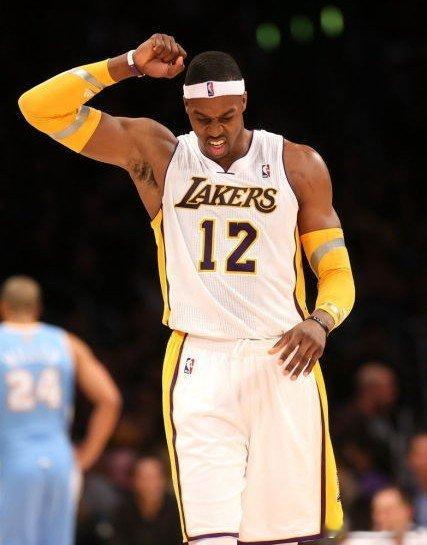 【霍华德因肩伤至少缺席一周 湖人一夜损失三大内线】北京时间1月8日，洛杉矶湖人在